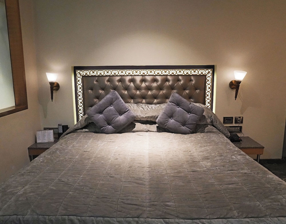 Peninsula Redpine Mumbai 26/58