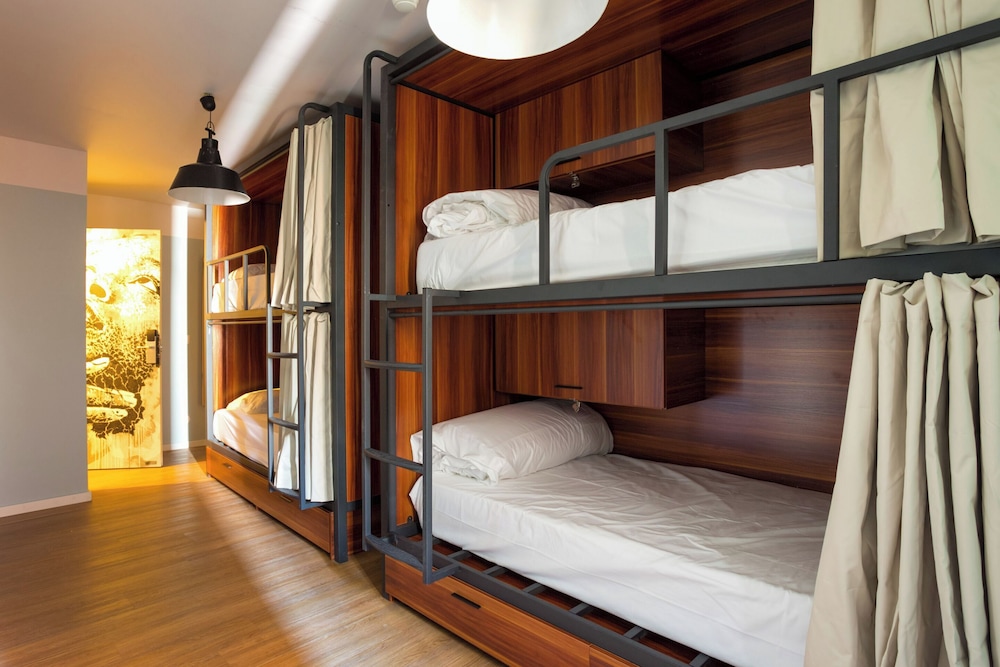 PRIVATE, 6 BUNK BEDS, SHARED BATHROOM