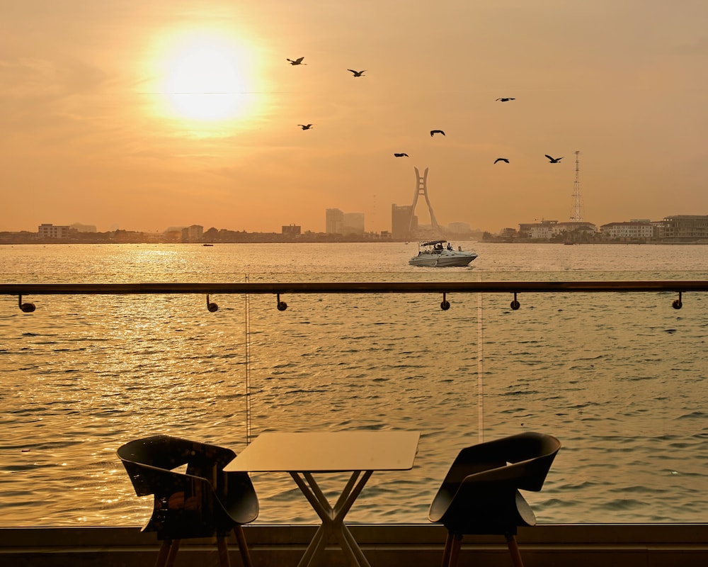 The Yacht Hotel 44/49