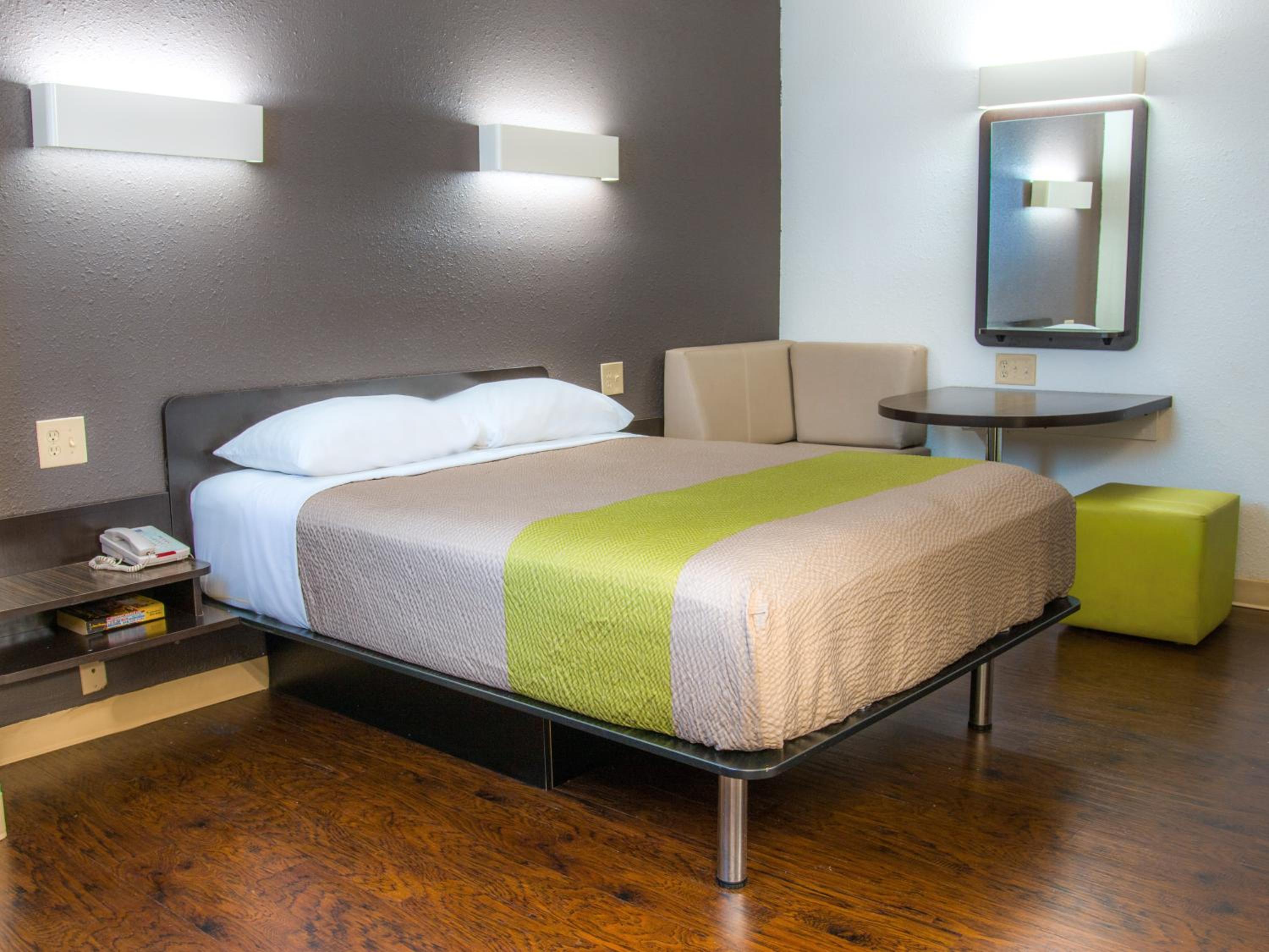 1 Queen Bed Non-Smoking, Micfridge