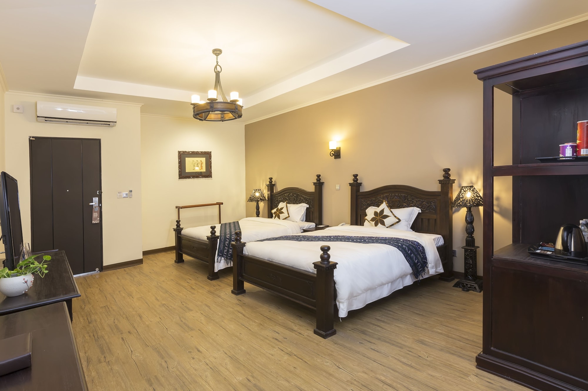 DELUXE, TWIN BEDS, POOL VIEW