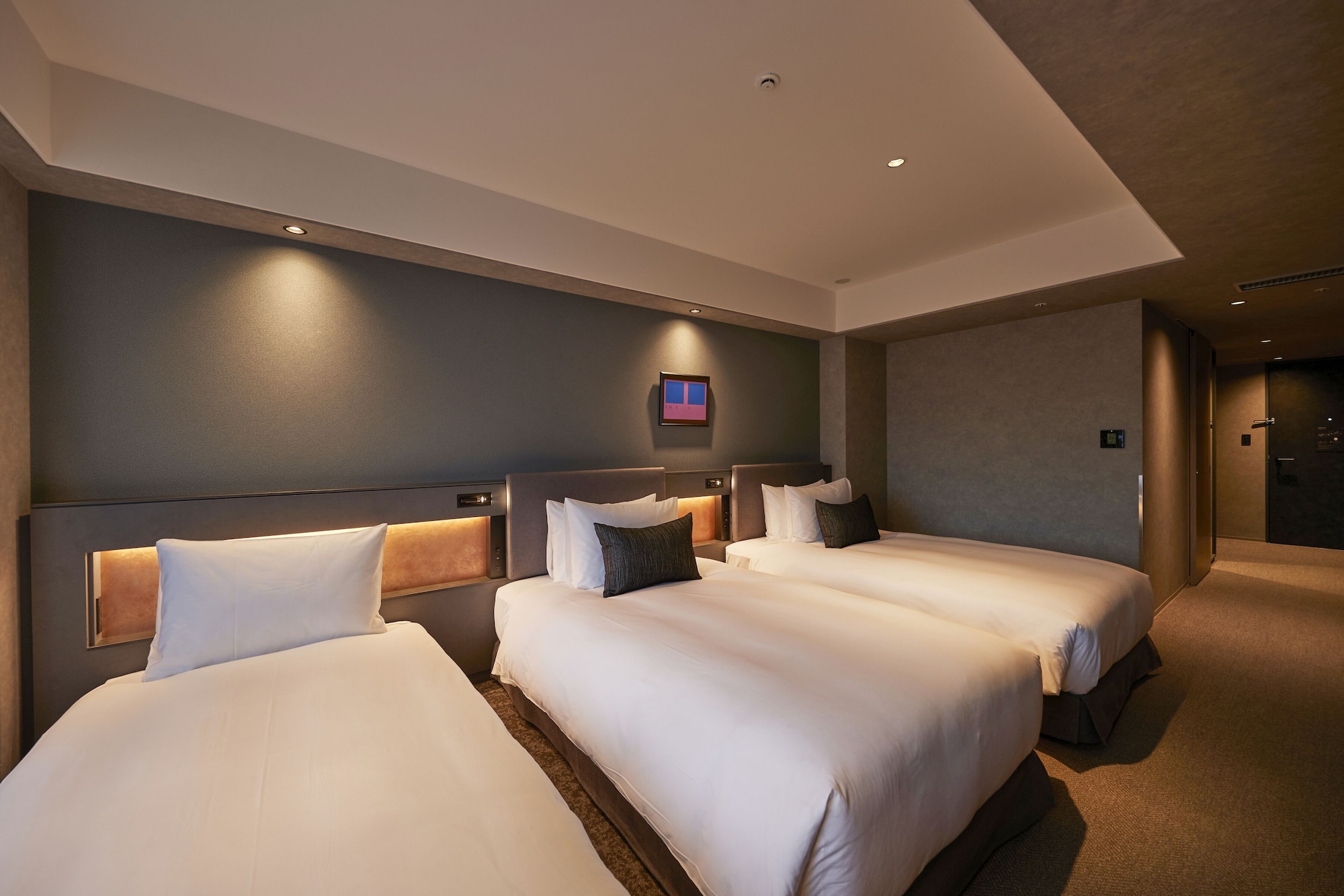 DELUXE, TWIN BEDS, WITH EXTRA BED