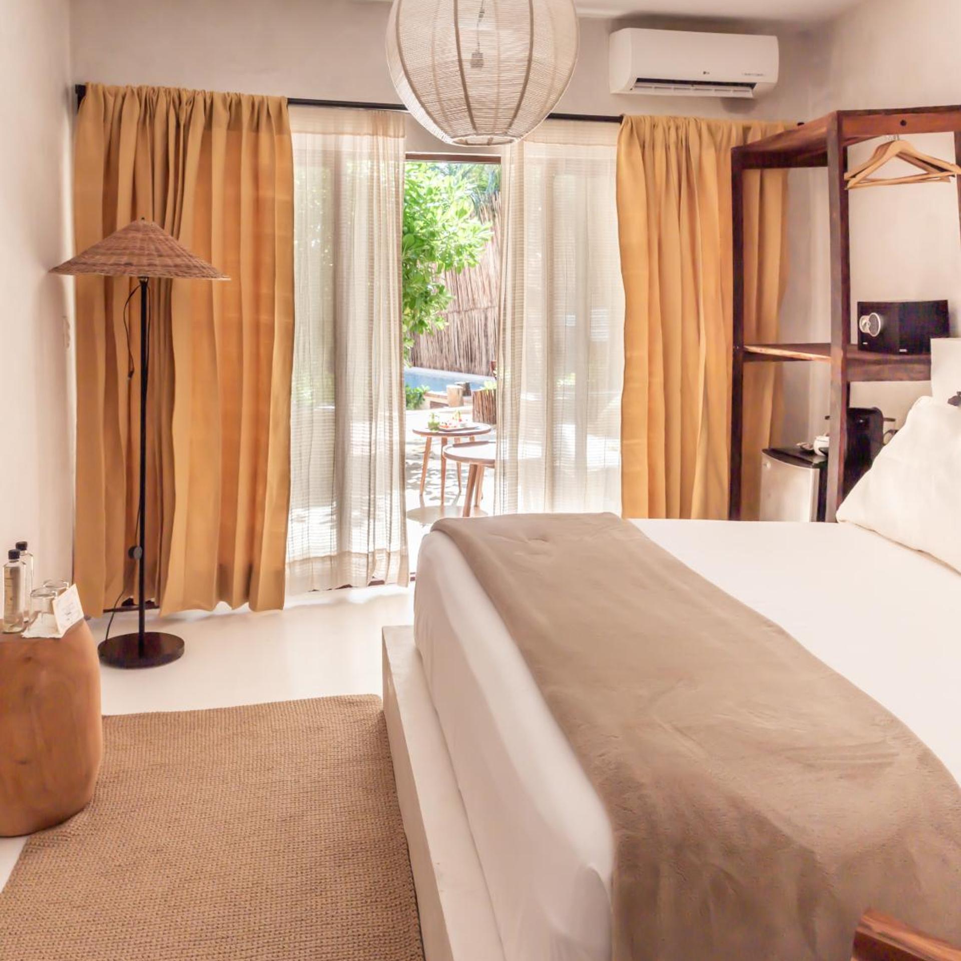 Deluxe, Partial Sea View