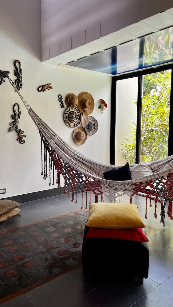 MANAYA BED & BREAKFAST 11/74