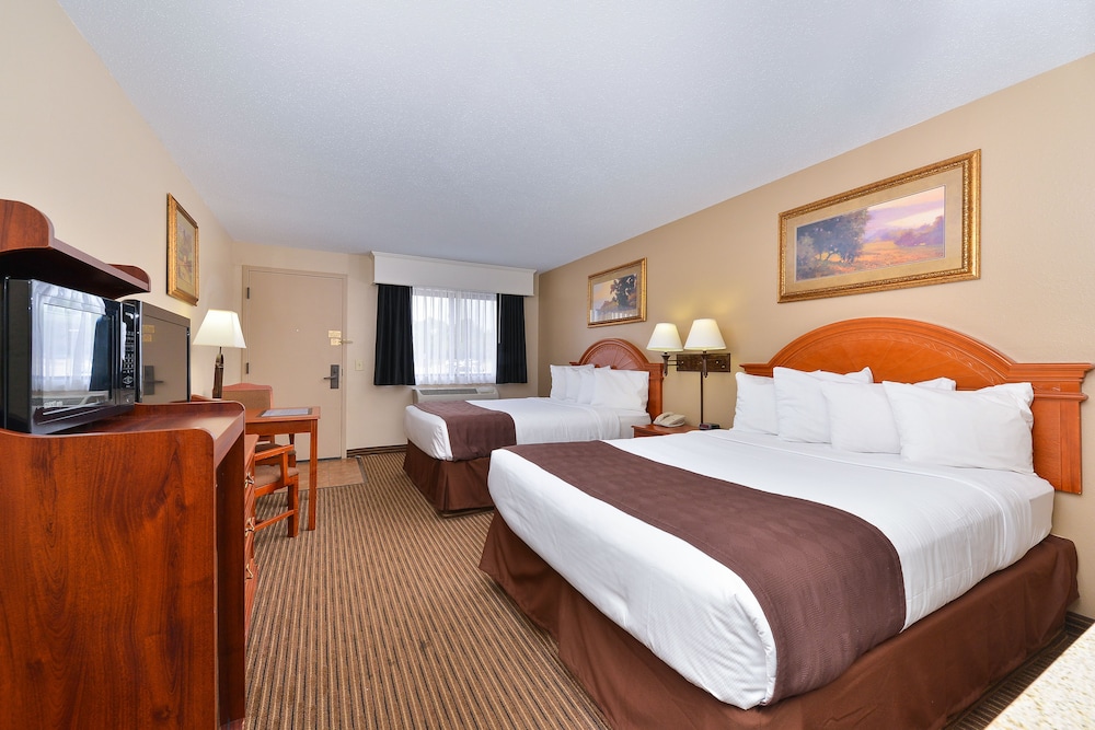 Revel Hotel Minot, SureStay Collection by Best Western 18/66