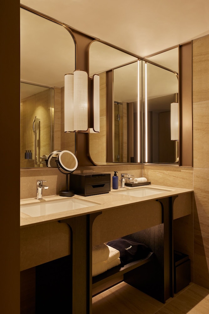Dusit Thani Kyoto 52/53
