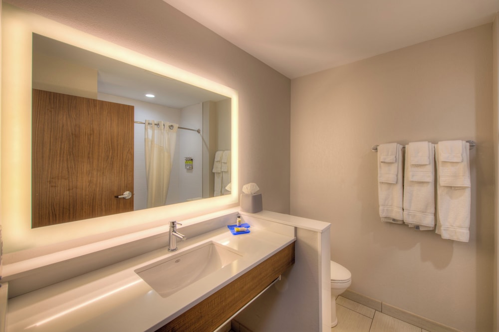 Holiday Inn Express & Suites Remington 45/49