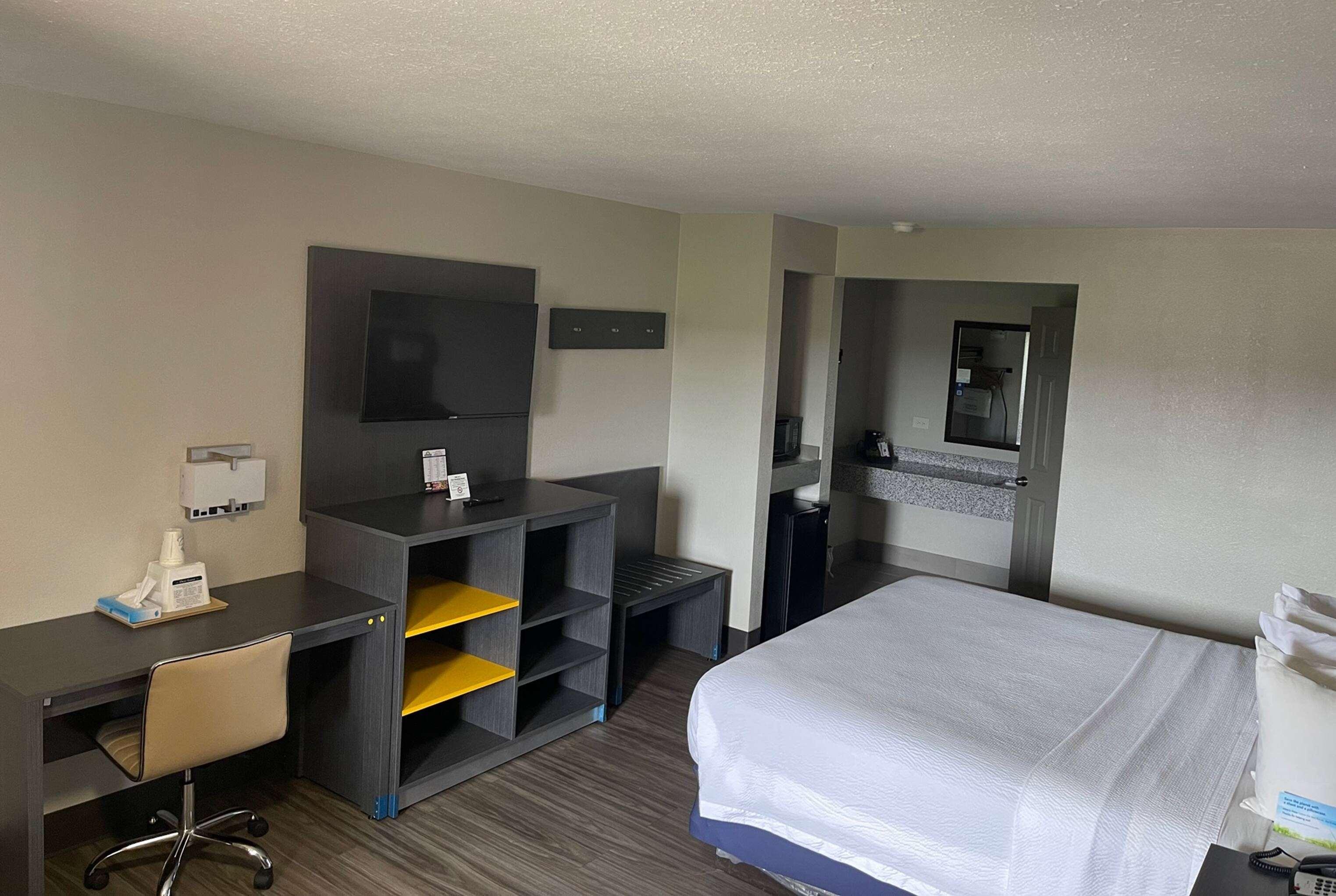 غرفة بسرير كينج، Days Inn by Wyndham Ruston LA 2/2