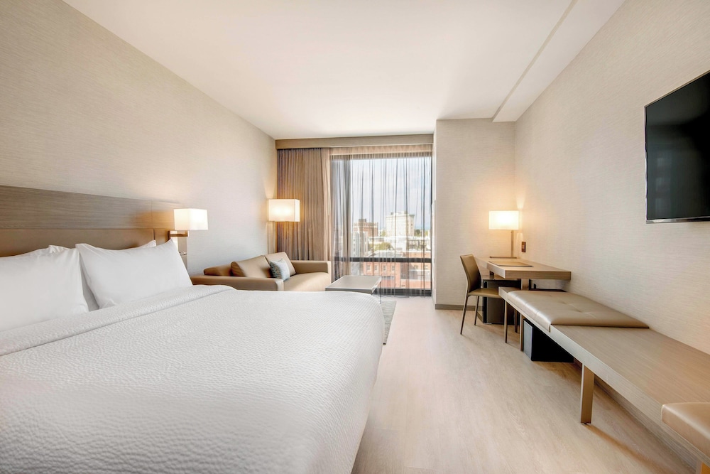ROOM, KING BED, SOFA, ACCESSIBLE