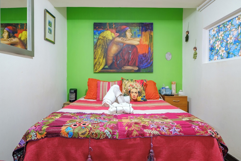 Verde, Queen Bed, No Window, Shared Bathroom