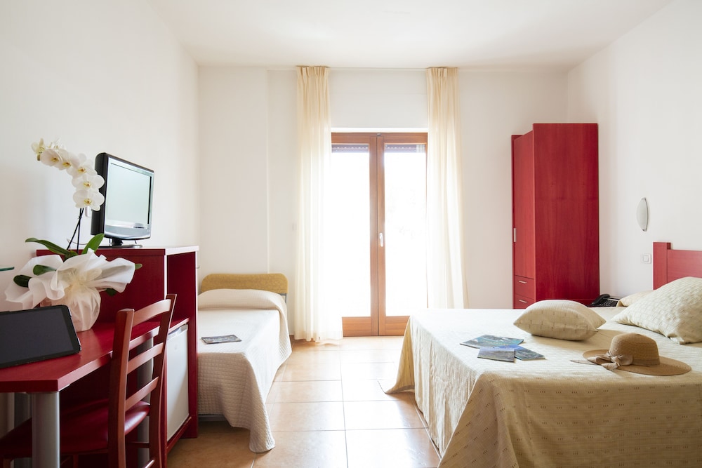 ROOM, TRIPLE, BALCONY