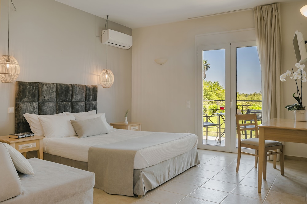 Superior, Queen Bed, Valley View, Terrace