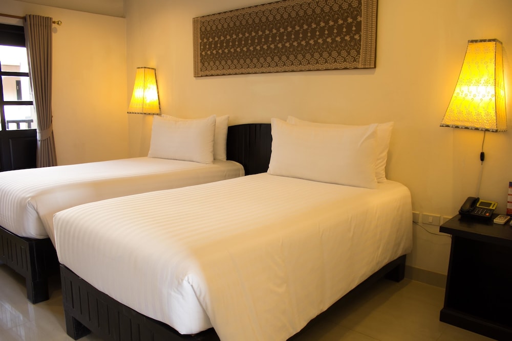 Golden Tulip Essential Pattaya 18/65