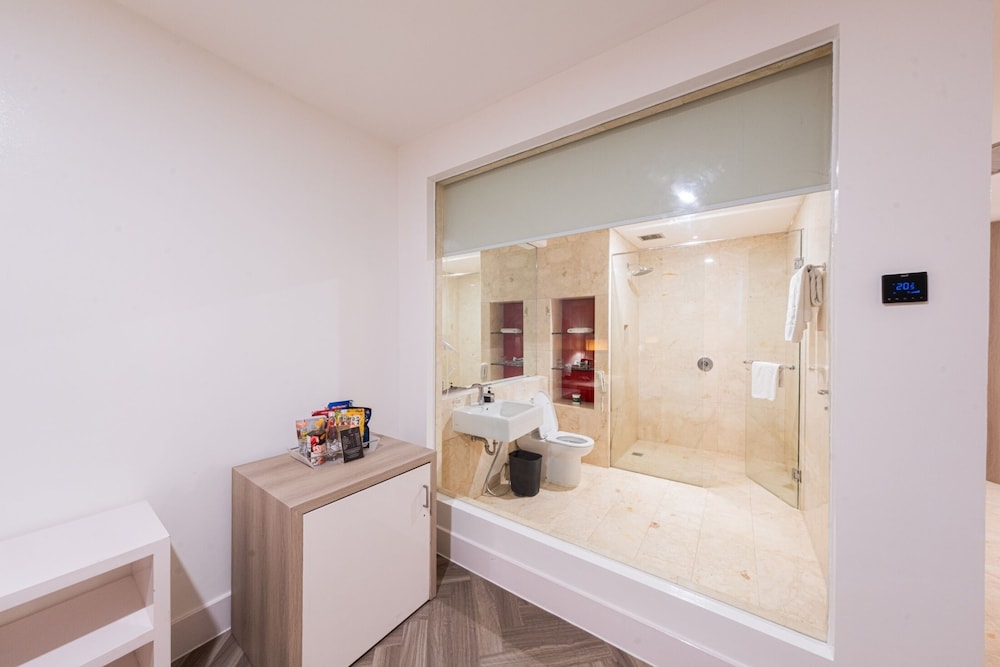 Grand Jatra Hotel 68/70
