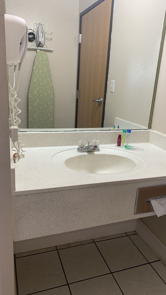 Regency Inn And Suites 50/51