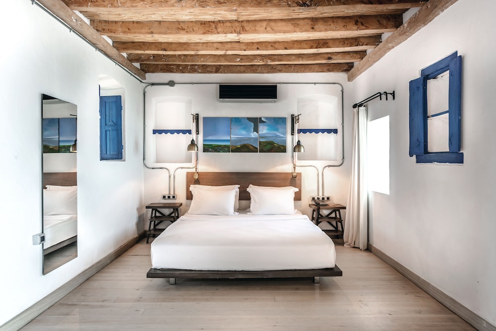 Stone, Medium, Suite, Queen Bed, Sea Side