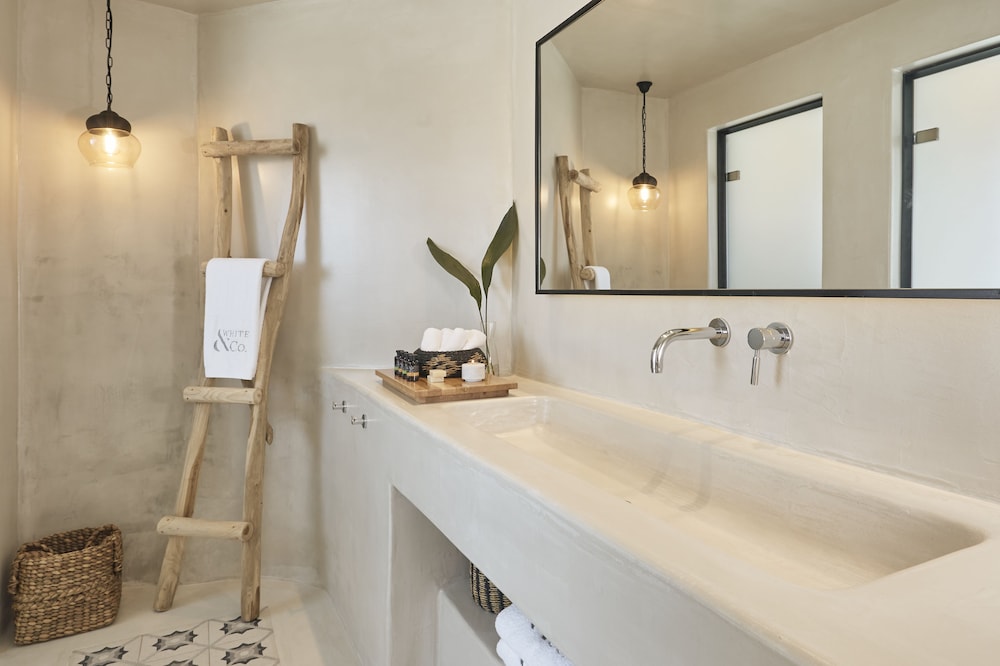 White And Co. La Torre Suites 47/50