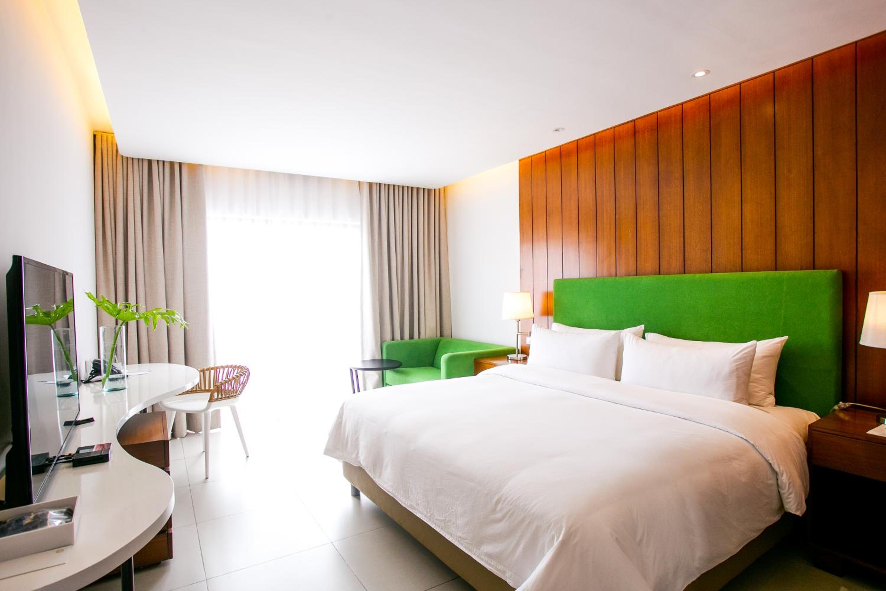 PREMIER, DELUXE, KING BED