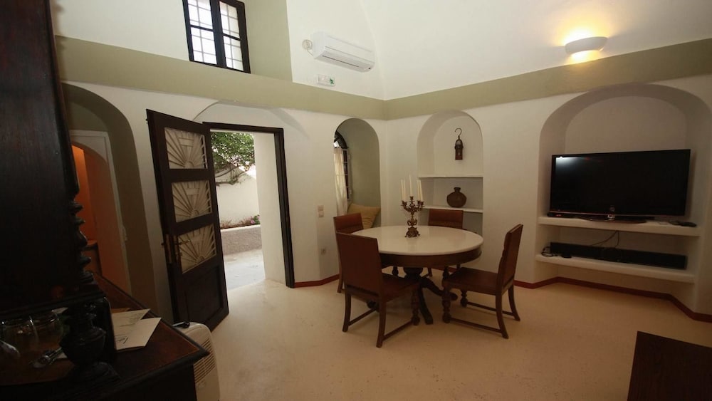 LAVA SUITES and LOUNGE 21/40