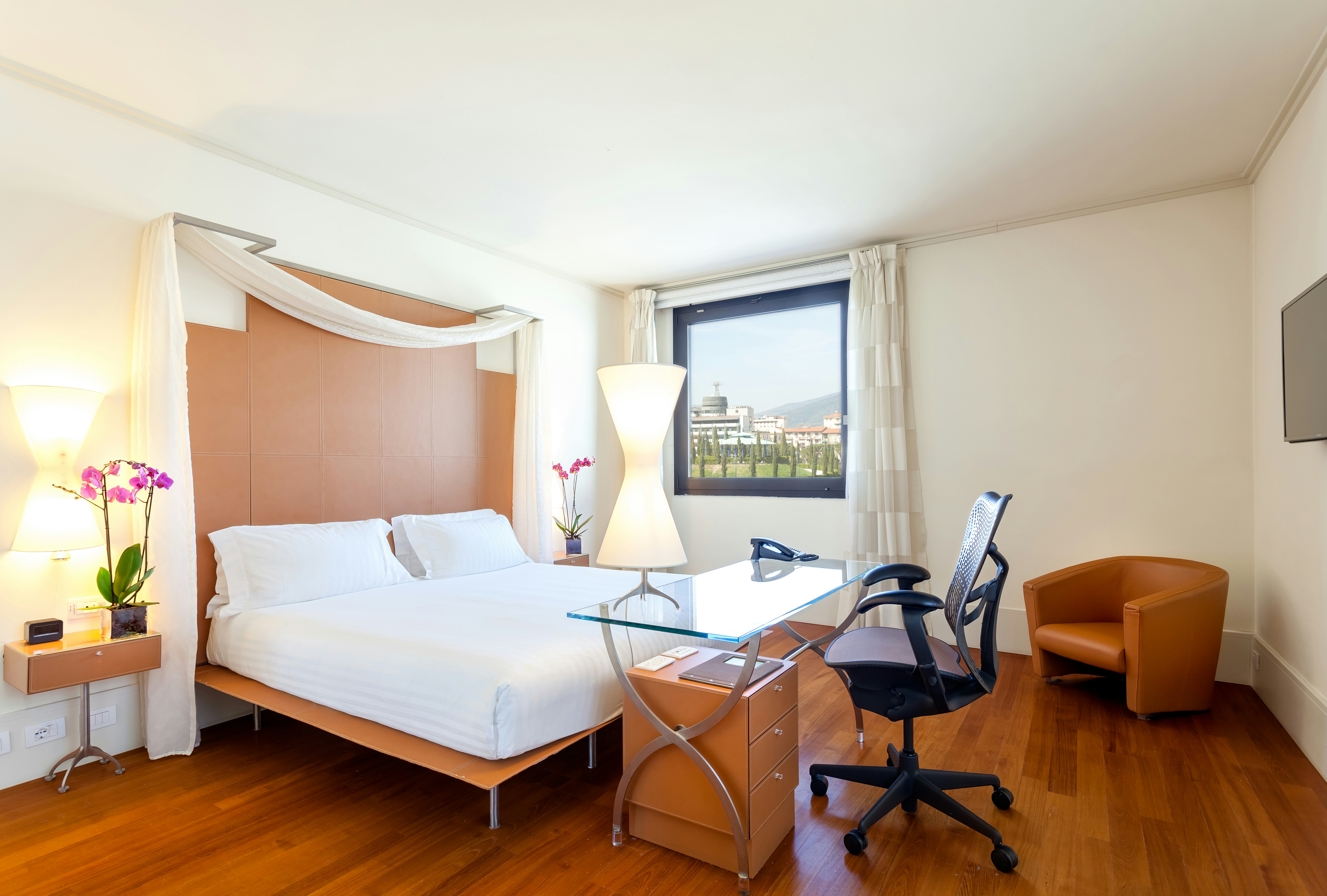 DELUXE, KING BED