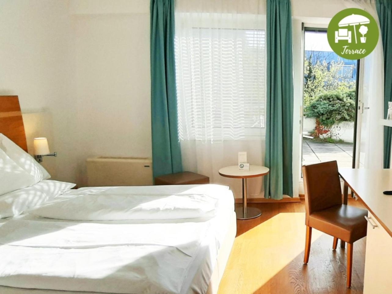 Room, King Bed, Terrace, arte Hotel Wien Stadthalle 2/4