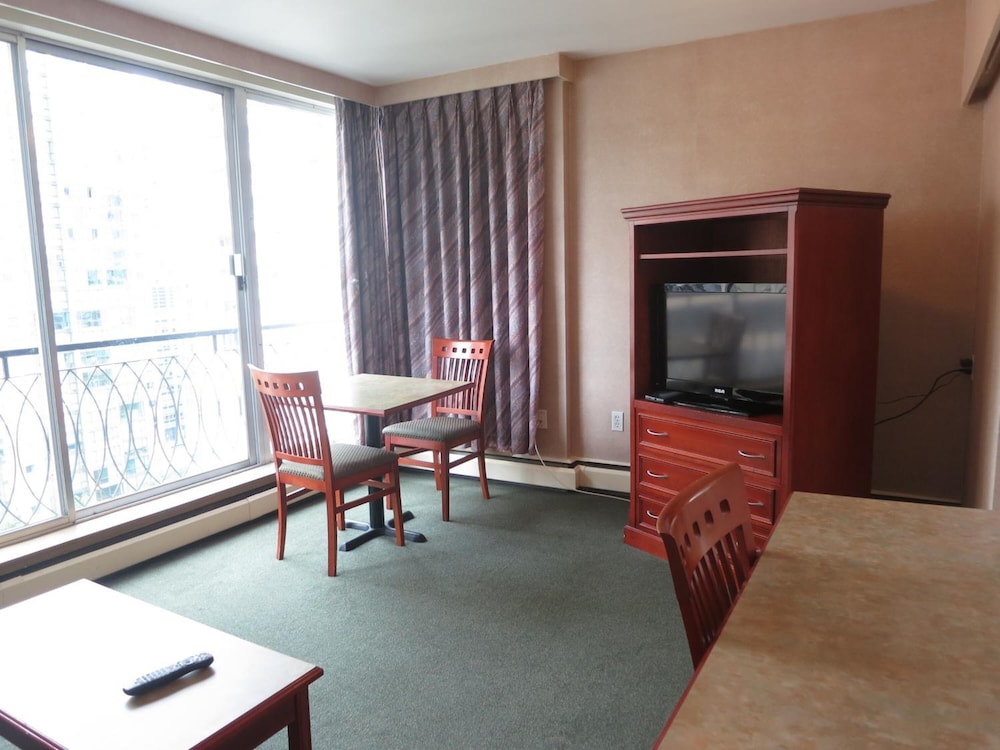 Tropicana Suite Hotel 13/29