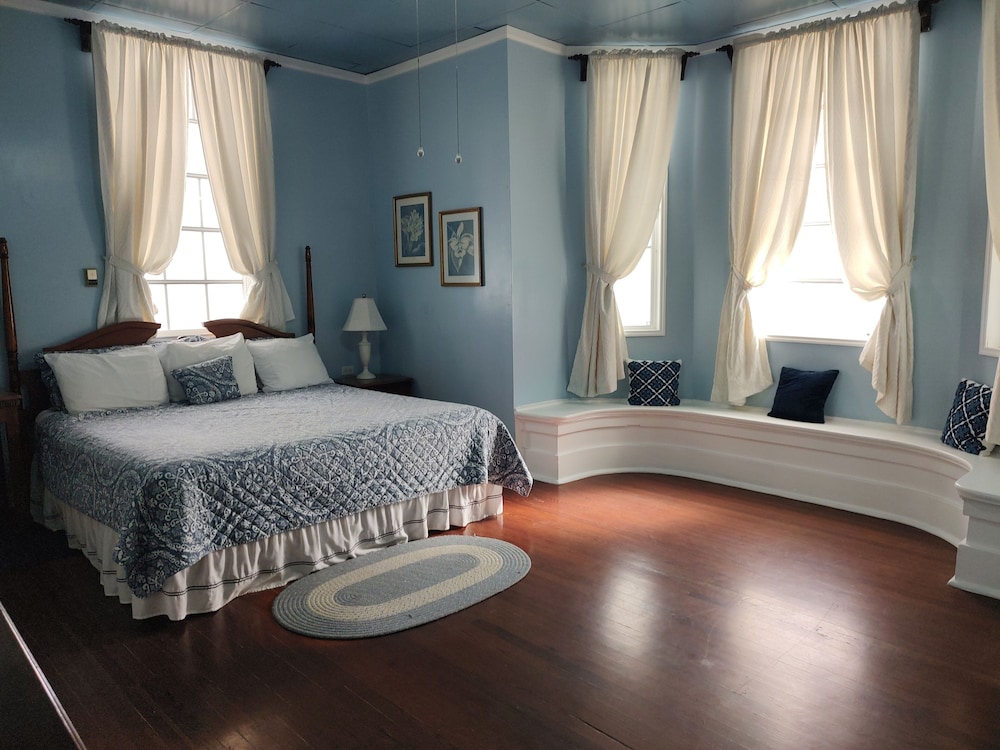 Colonial, Deluxe, King Bed, Lounge Access