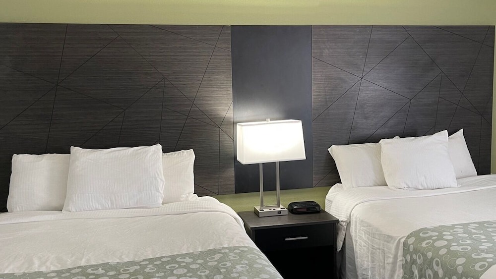 La Quinta Inn and Suites by Wyndham Cincinnati North 17/38