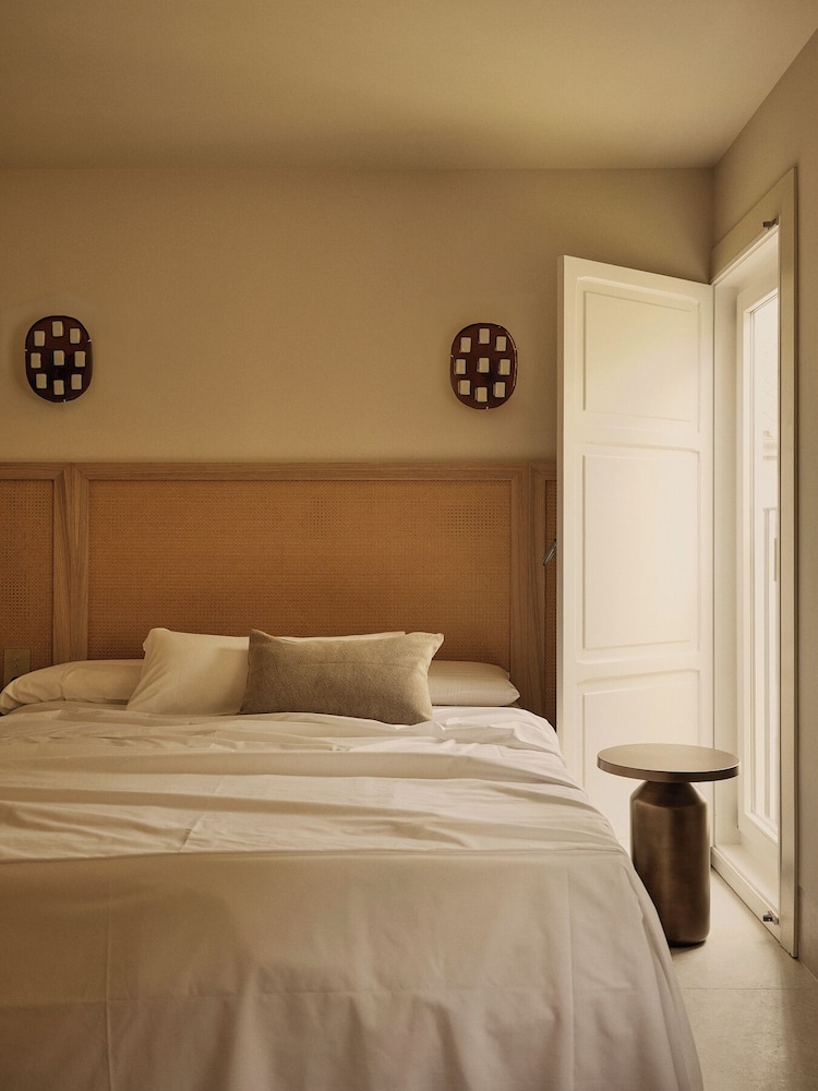 DELUXE, DOUBLE BED, CITY VIEW, BALCONY