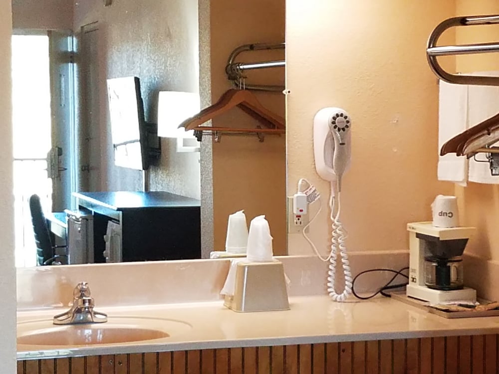Econo Lodge Rocky Top, TN 26/27