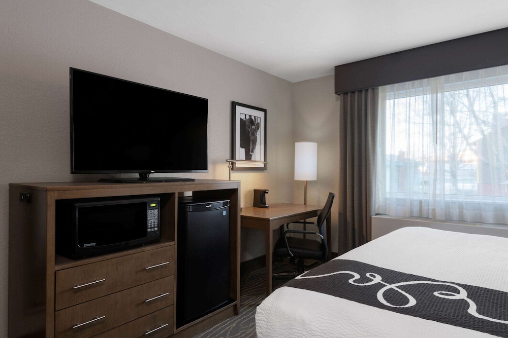 La Quinta Inn and Suites by Wyndham Anchorage Airport 5/23