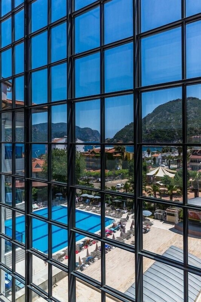 L'etoile Hotel 24/50