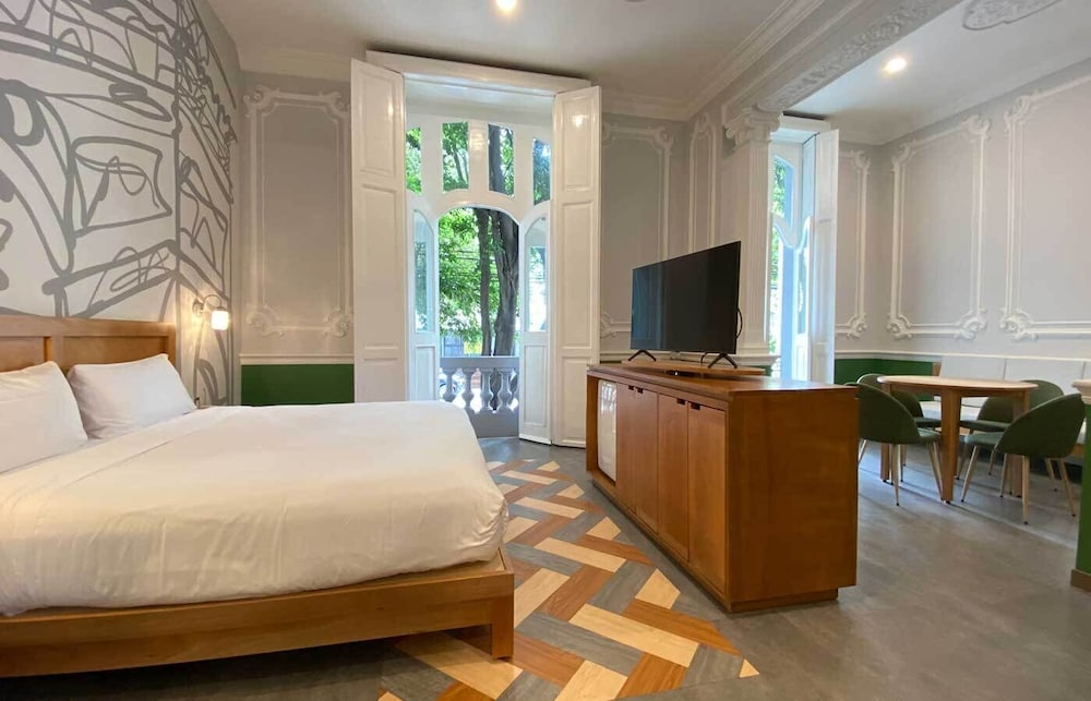 DELUXE, SUITE, KING BED