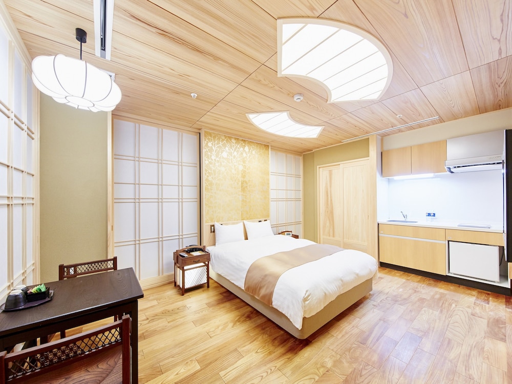 ROOM, QUEEN BED, KITCHEN