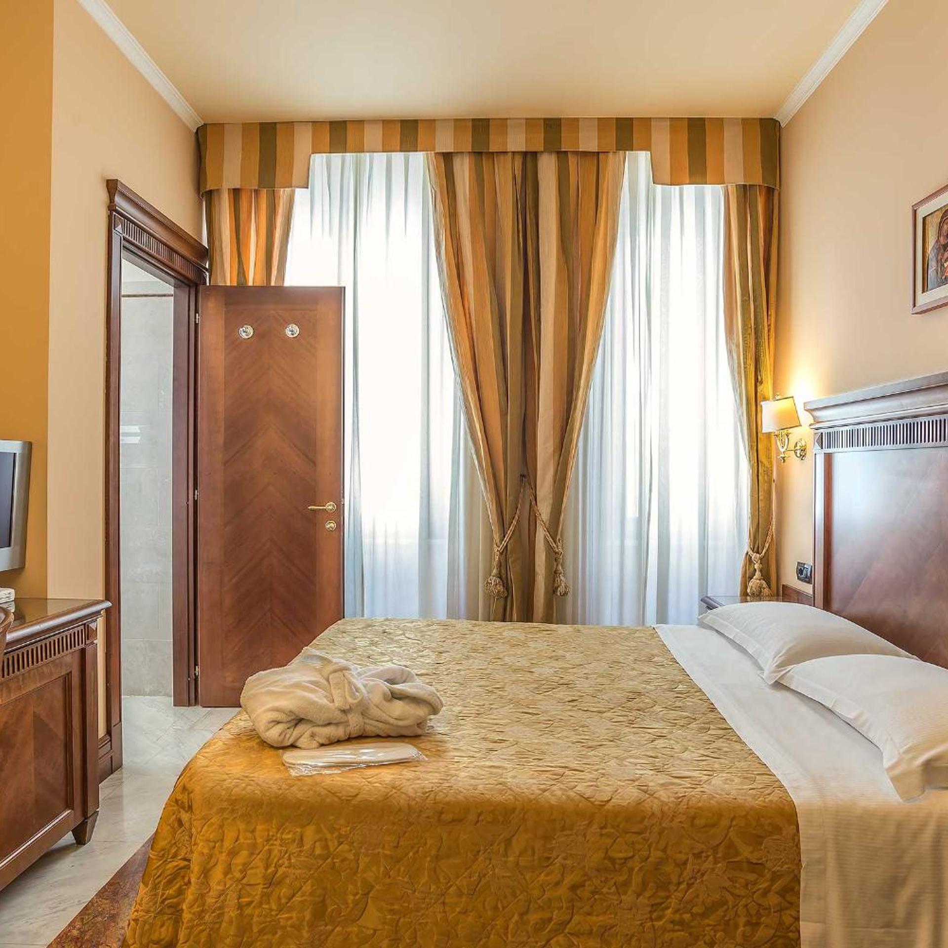 ROOM, QUEEN BED