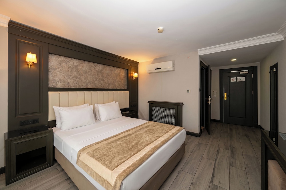 Kensington Hotel 33/67