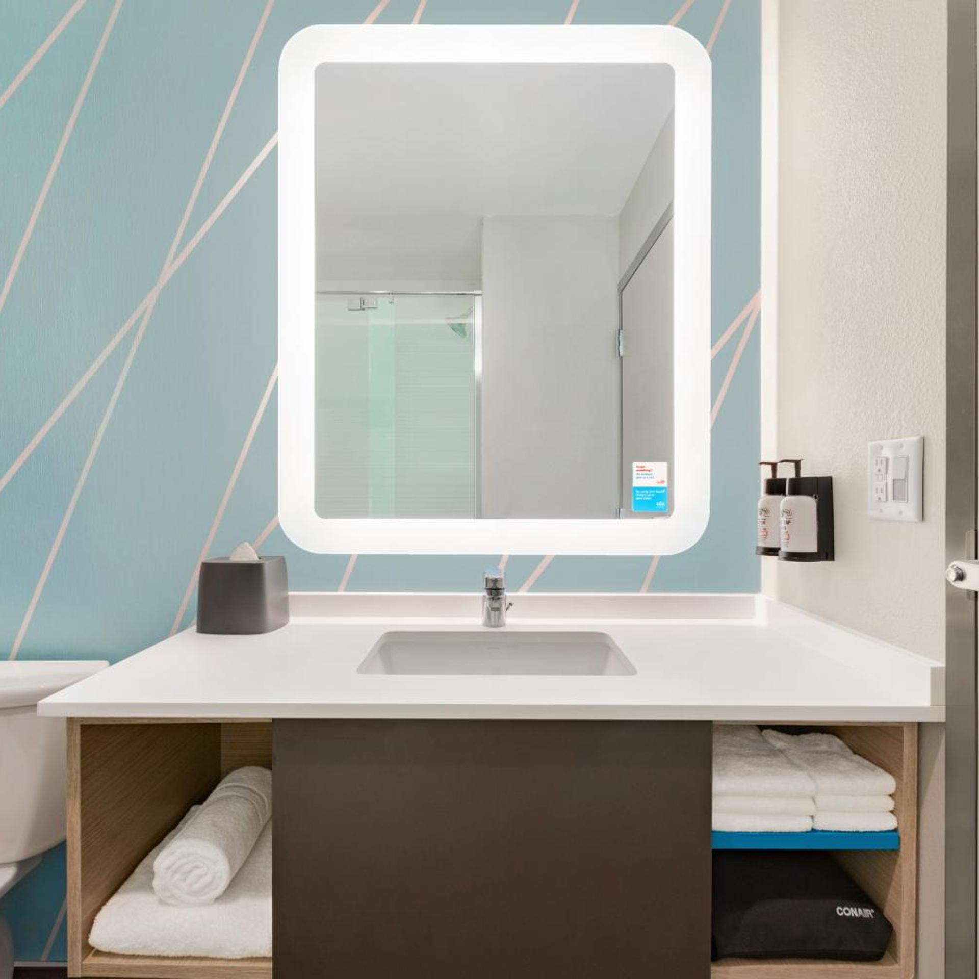 غرفة قياسية، avid hotels - Lexington - Hamburg Area, an IHG Hotel 6/8