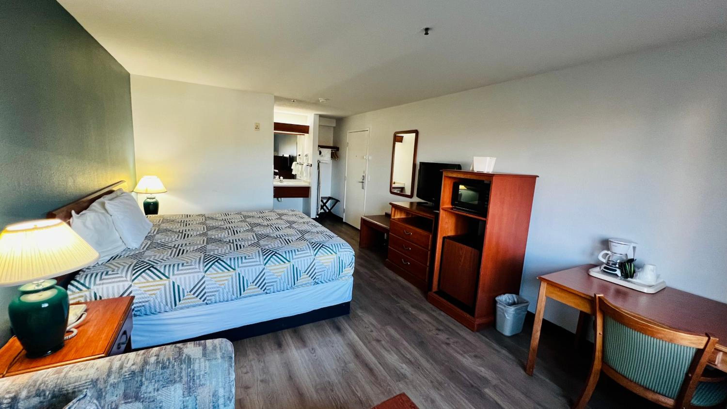 1 King Bed - Non-Smoking, Micfridge