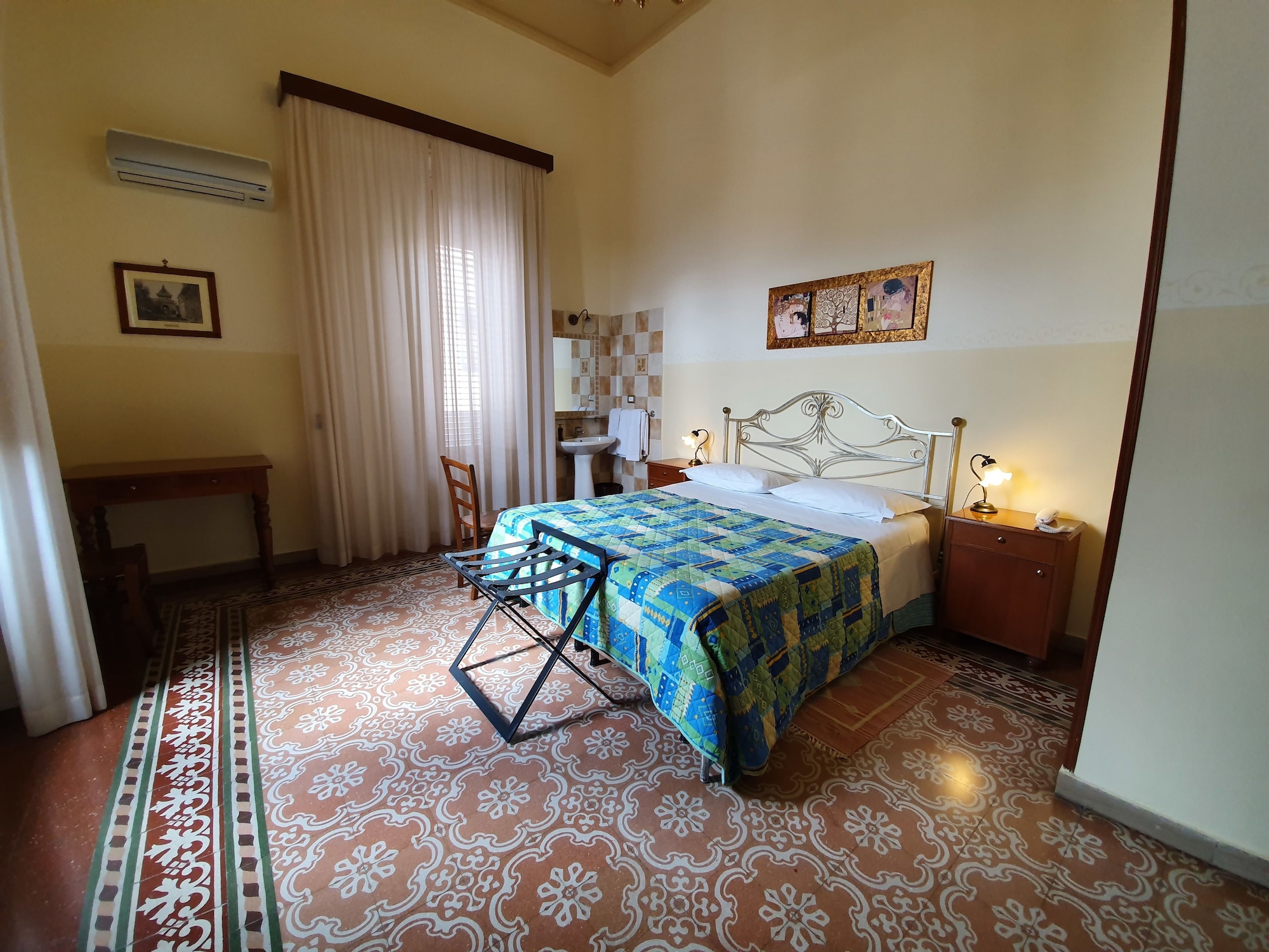 ROOM, DOUBLE BED, SHARED BATHROOM