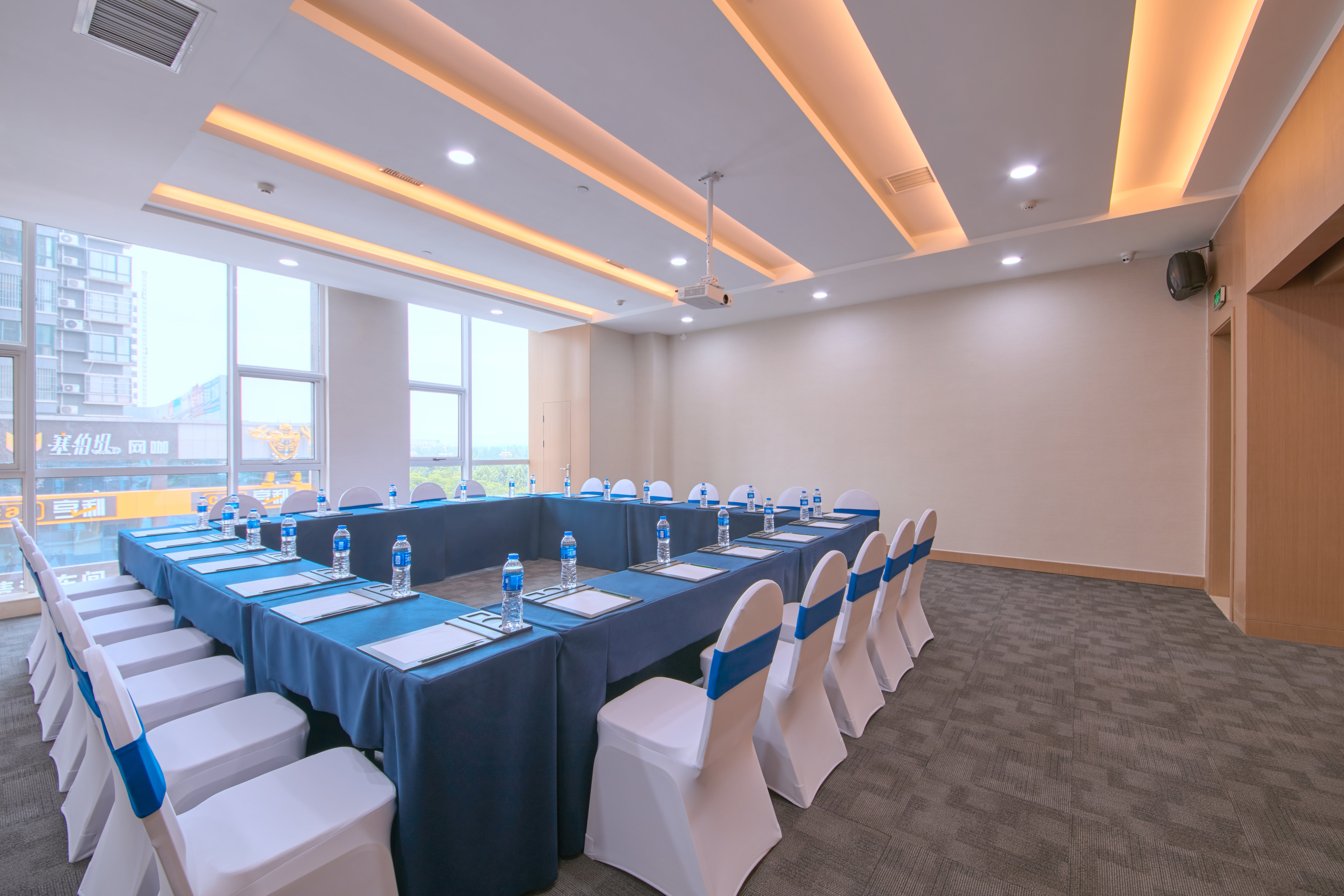 HOLIDAY INN EXPRESS LUOYANG YICHUAN 52/56
