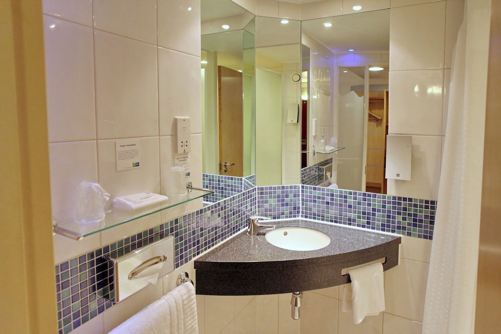Holiday Inn Express Southampton M27 Junction 7 48/50