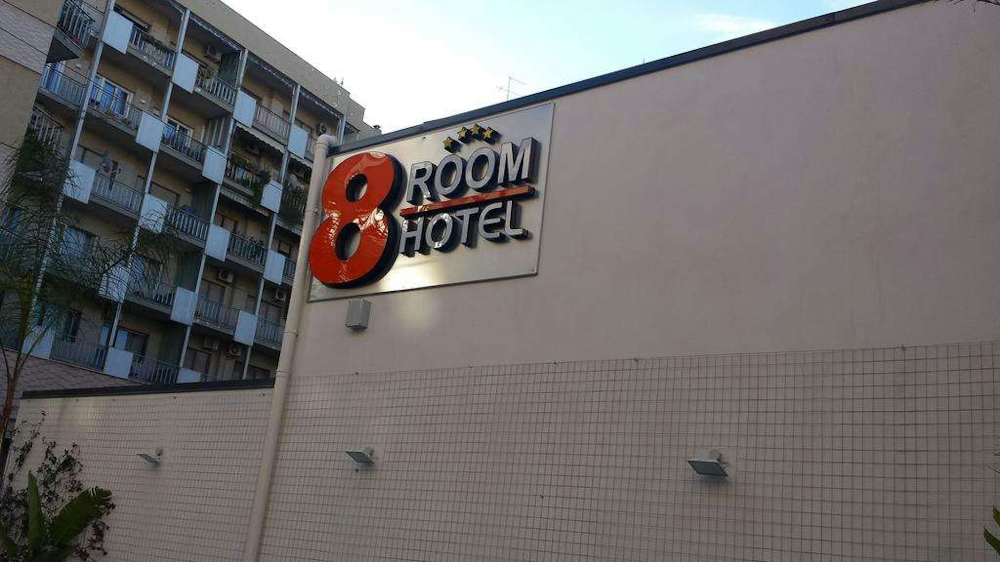8 Room Hotel 2/80