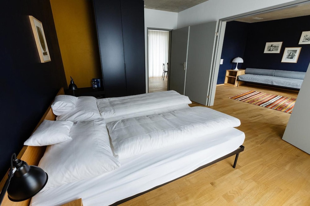 Hotel ZwiBack 6/25