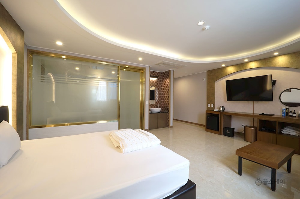 1 BEDROOM, JUNIOR, DOUBLE BED