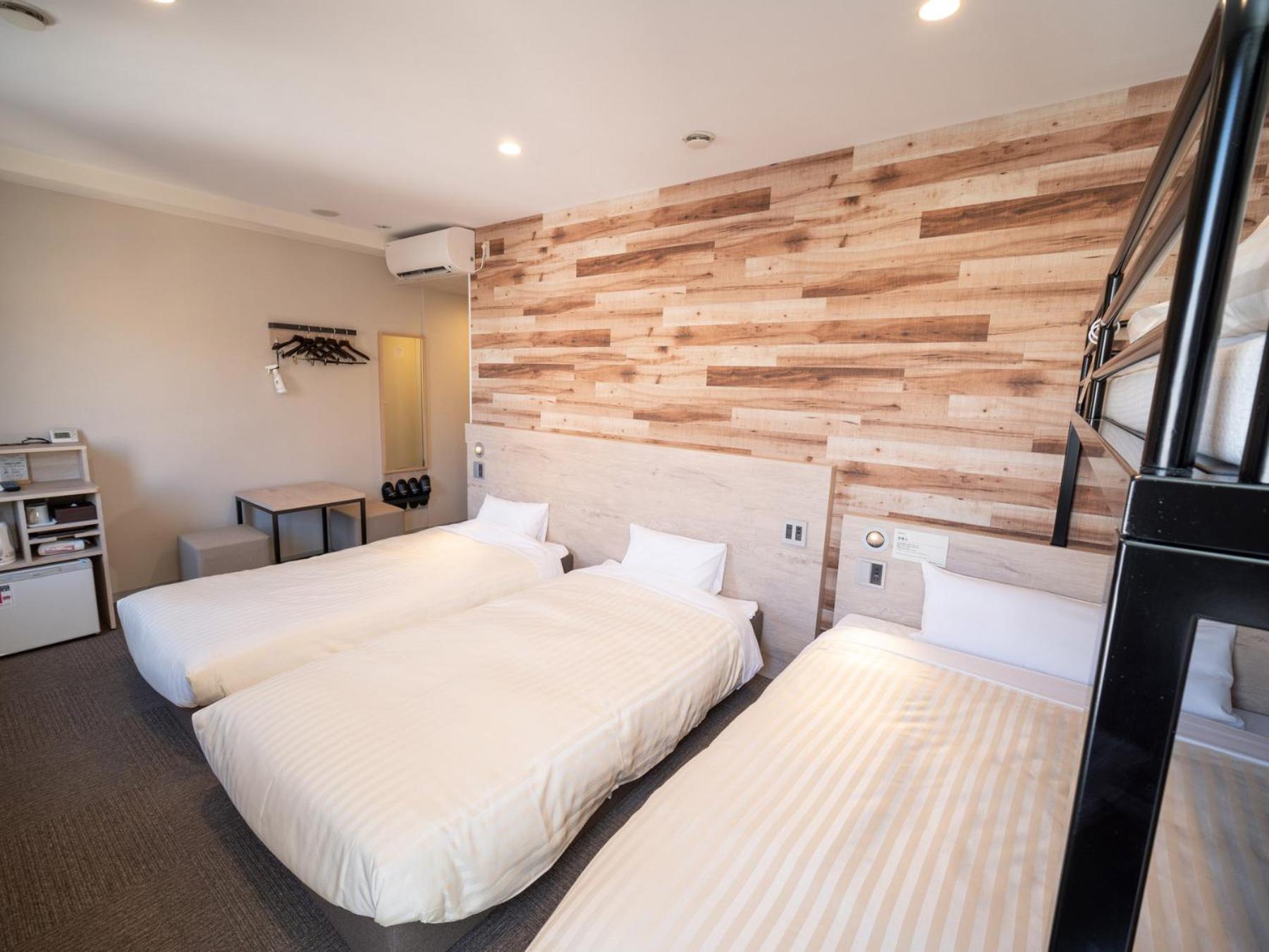 Room, Quadruple