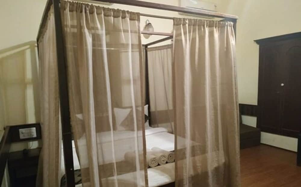 West End Hotel 49/49