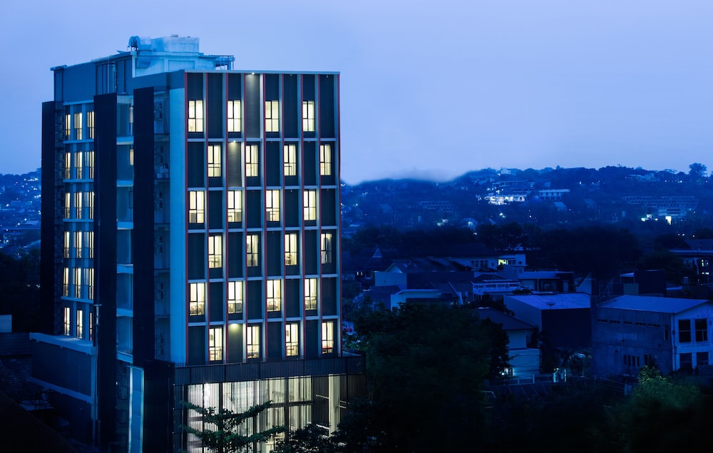 Up-Peak Hotel Simpang Lima Semarang Powered by Archipelago 2/33