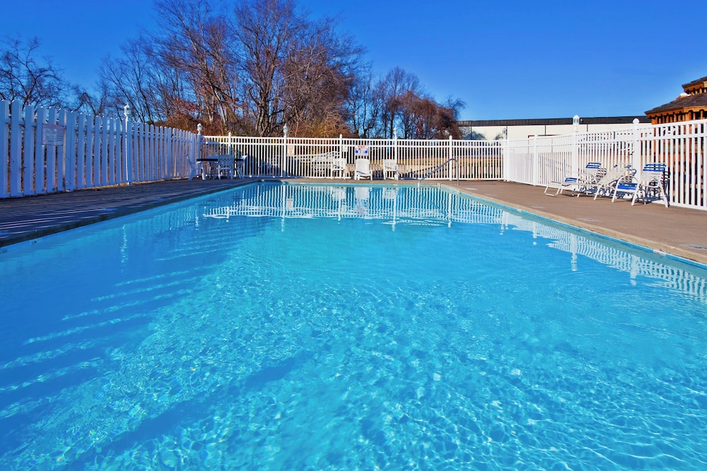 Holiday Inn Express Hotel And Suites Nashville I 40 And I 24 Spence Ln 26/37