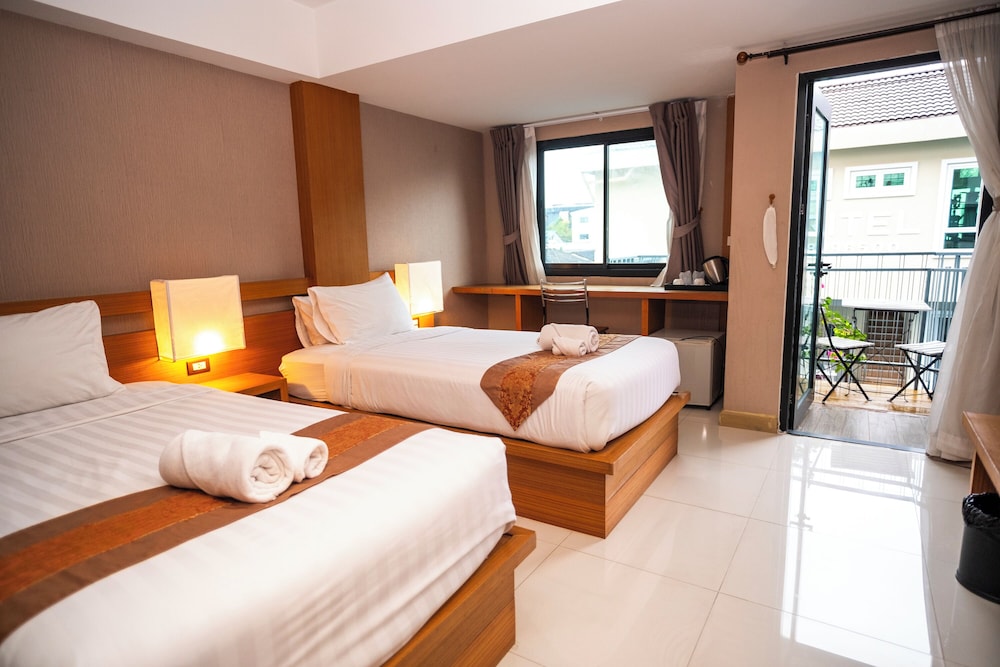 Room, Twin Beds, Pool View