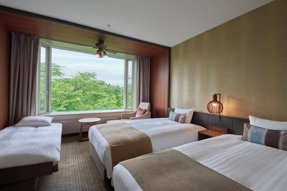 Superior, Twin Beds, Mountain Side, Sofa
